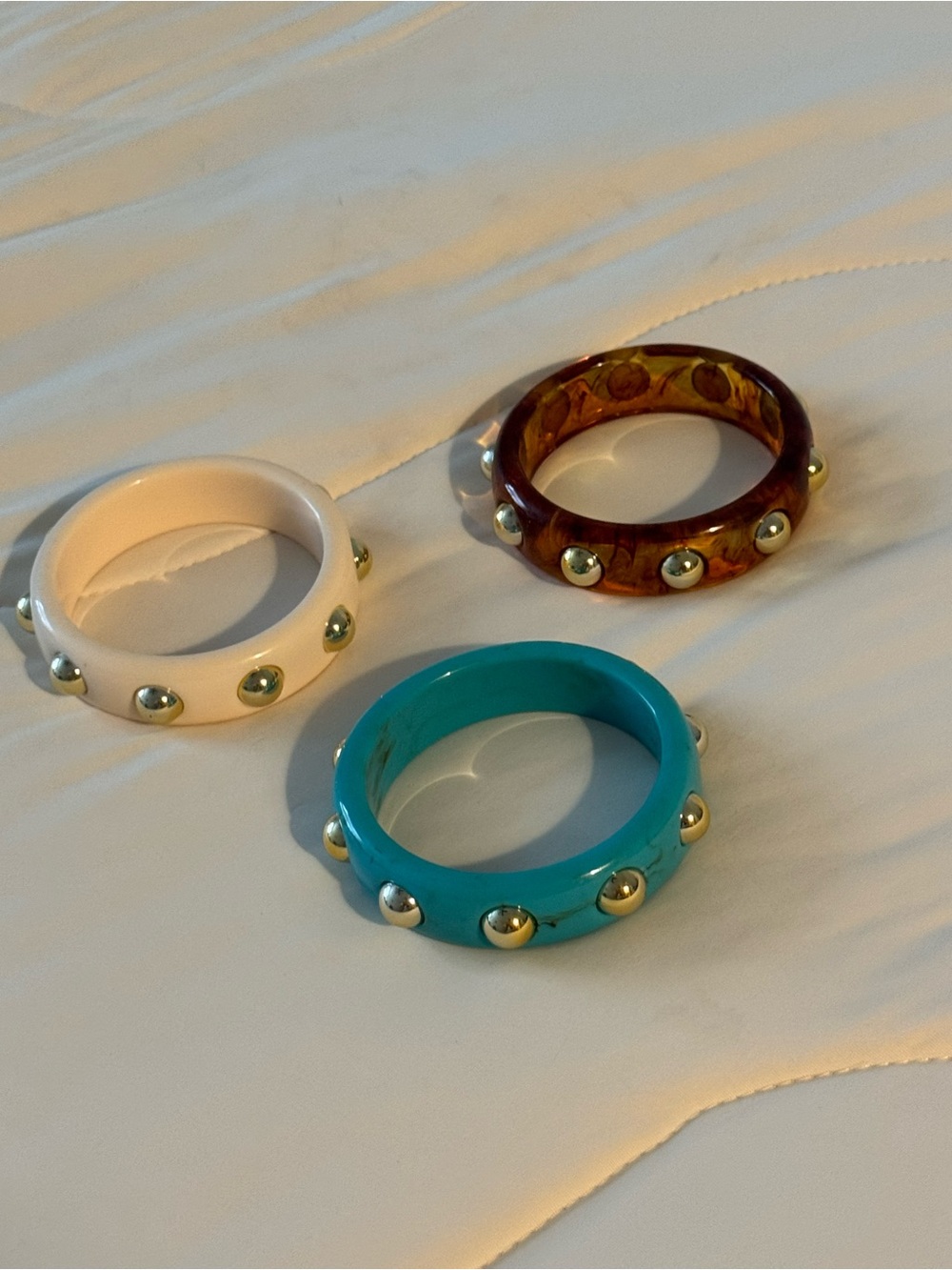 3 Stackable Studded Resin Bangle Bracelet Set - Turquoise, White, Brown NWOT - Picture 5 of 8